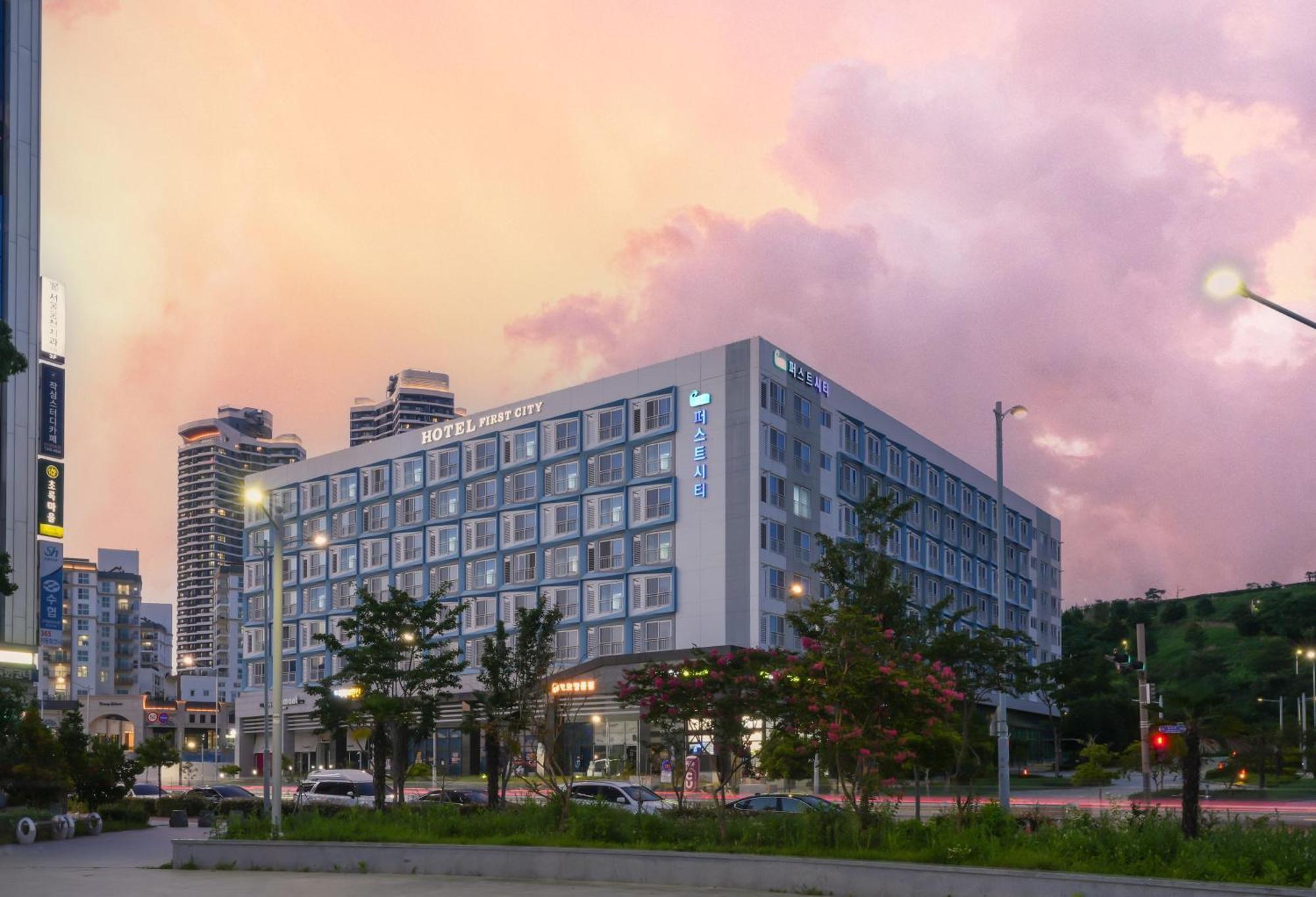 Yeosu Hotel First City מראה חיצוני תמונה