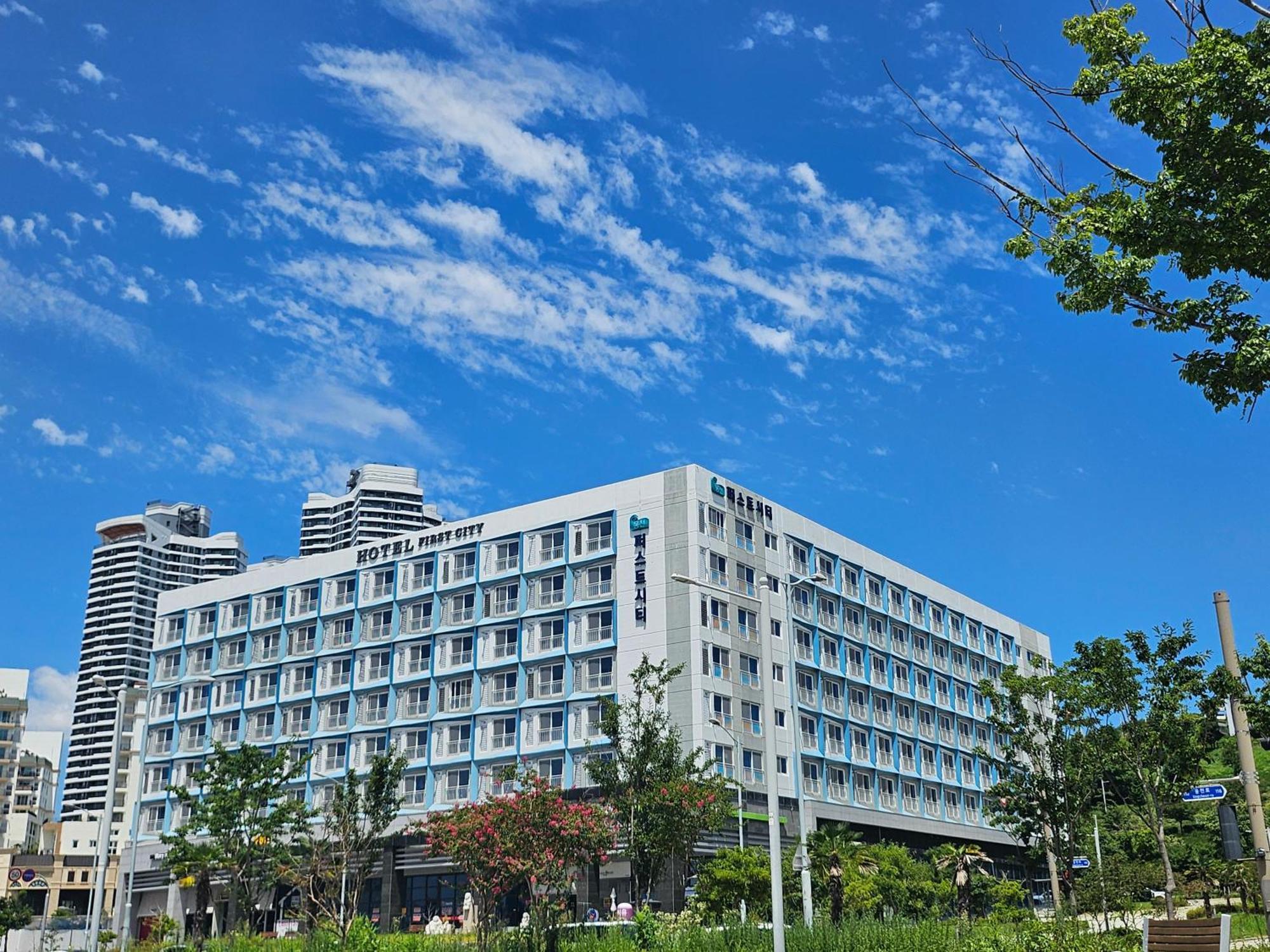 Yeosu Hotel First City מראה חיצוני תמונה
