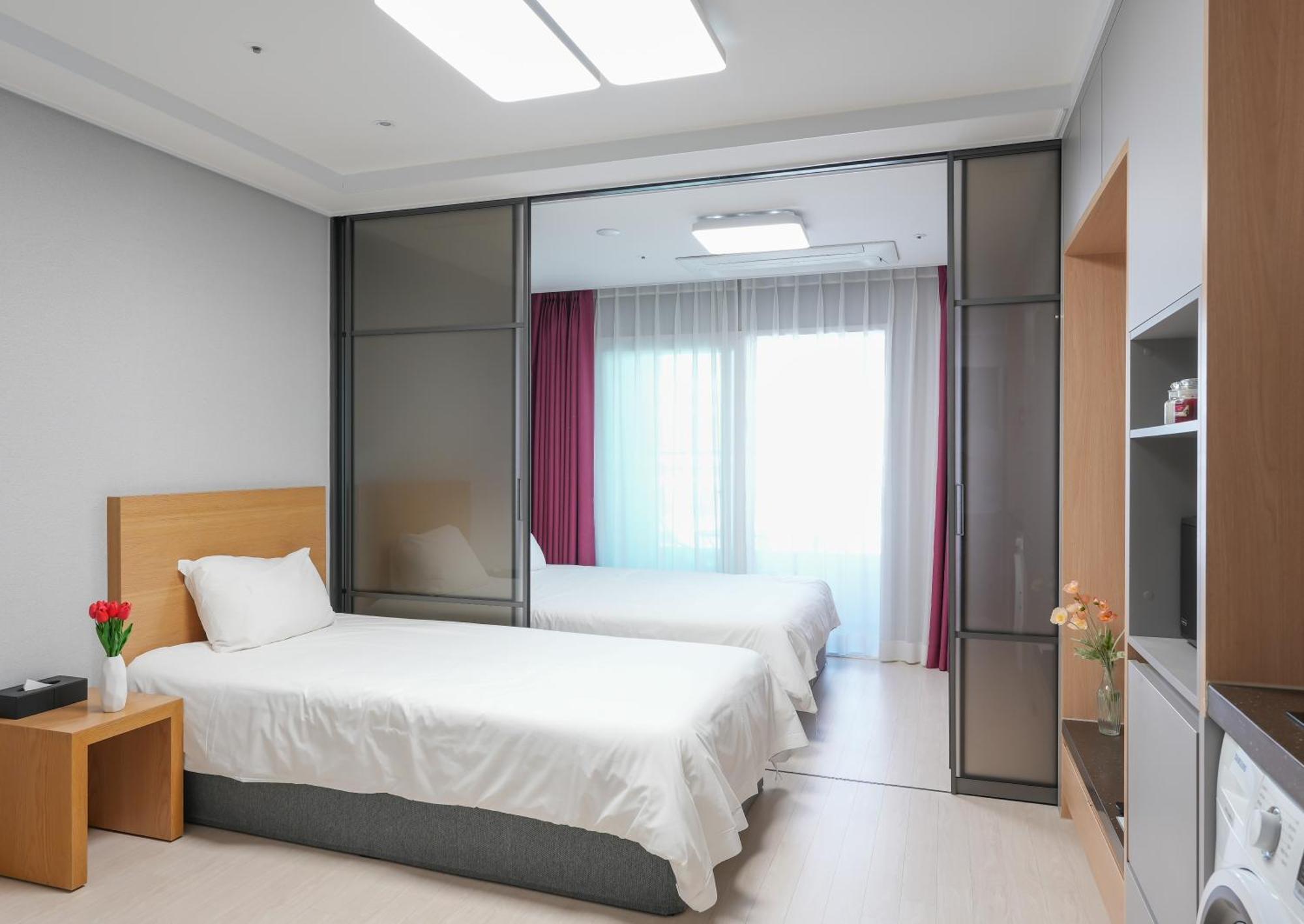 Yeosu Hotel First City מראה חיצוני תמונה