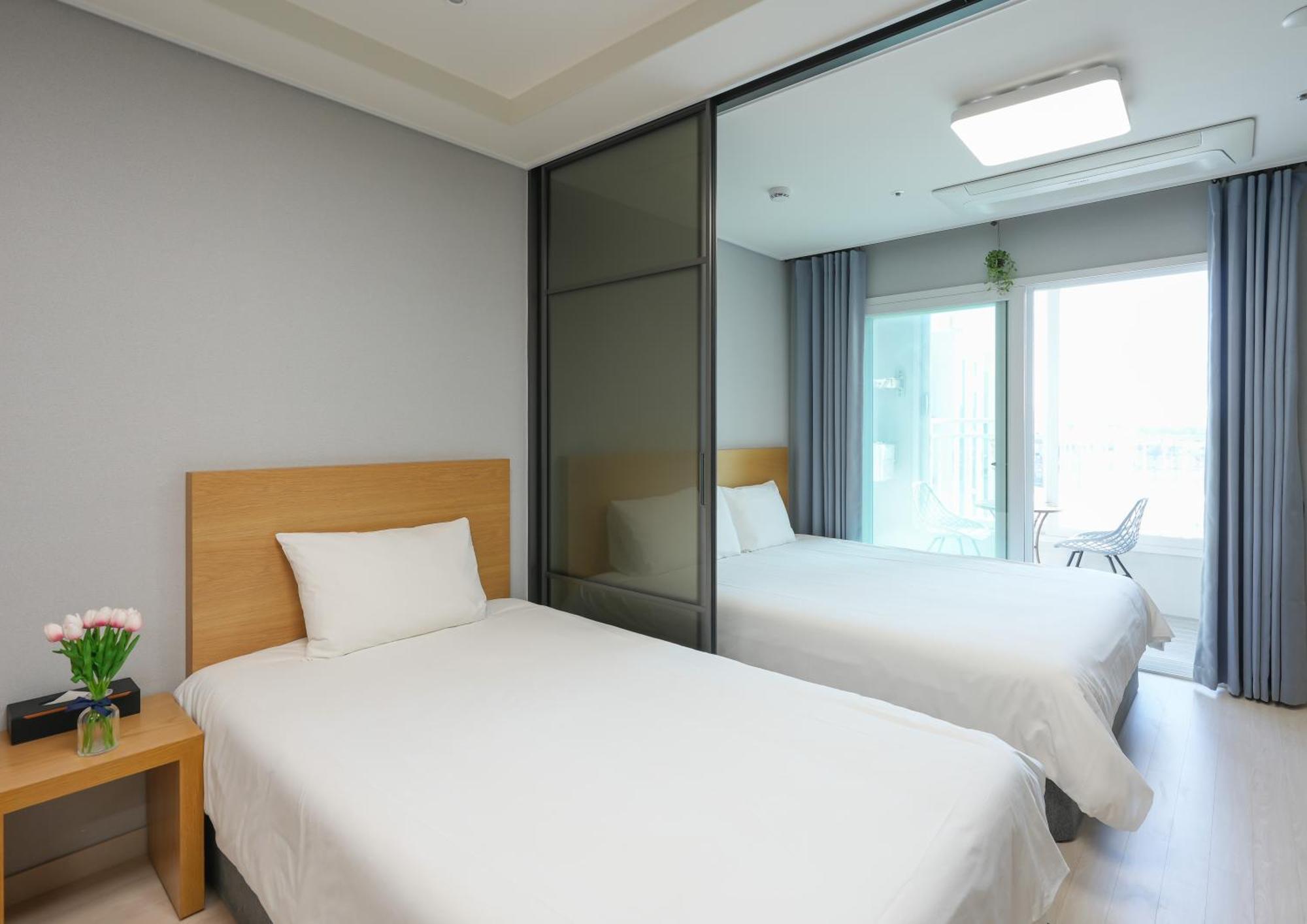 Yeosu Hotel First City מראה חיצוני תמונה