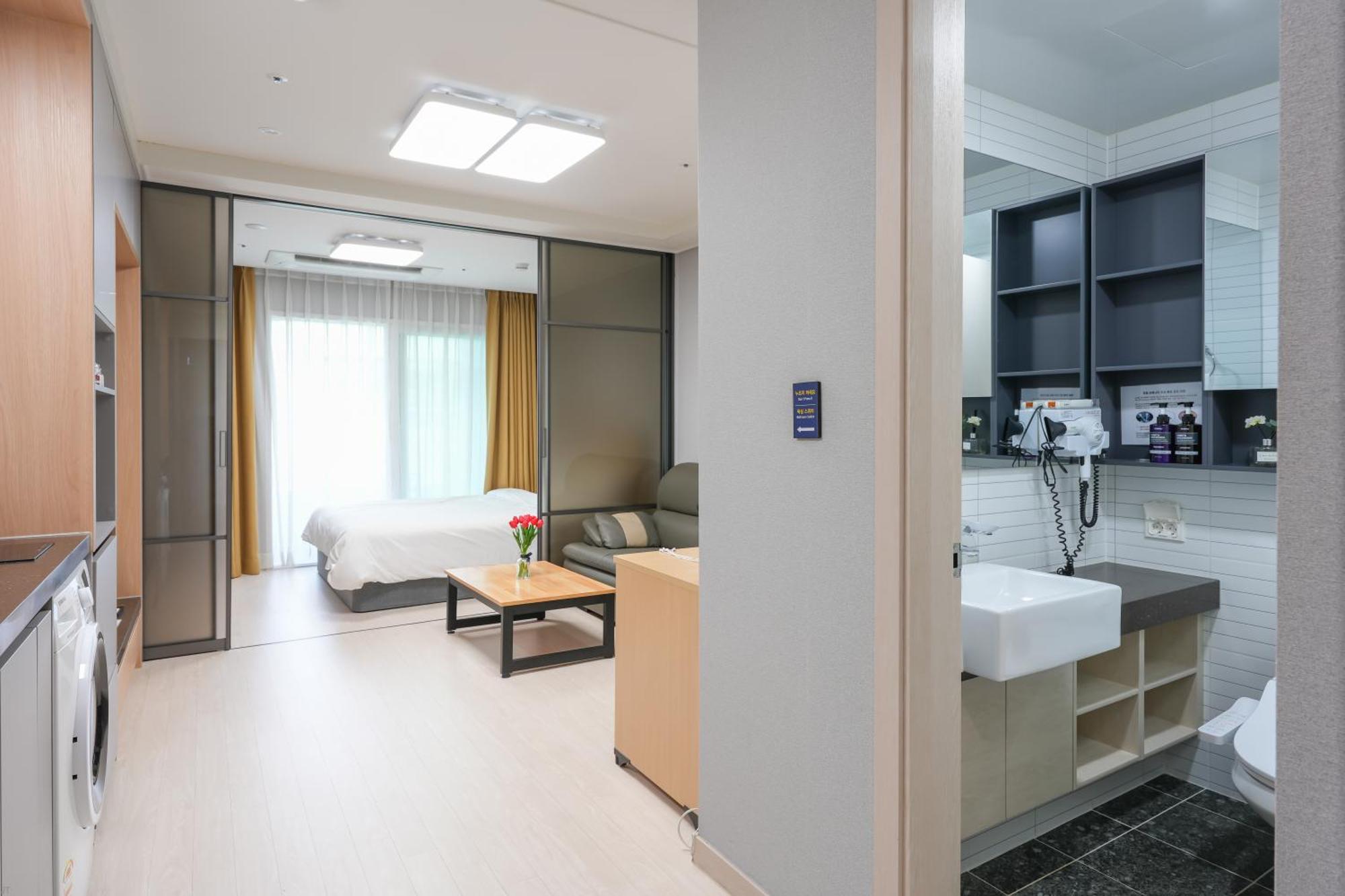 Yeosu Hotel First City מראה חיצוני תמונה