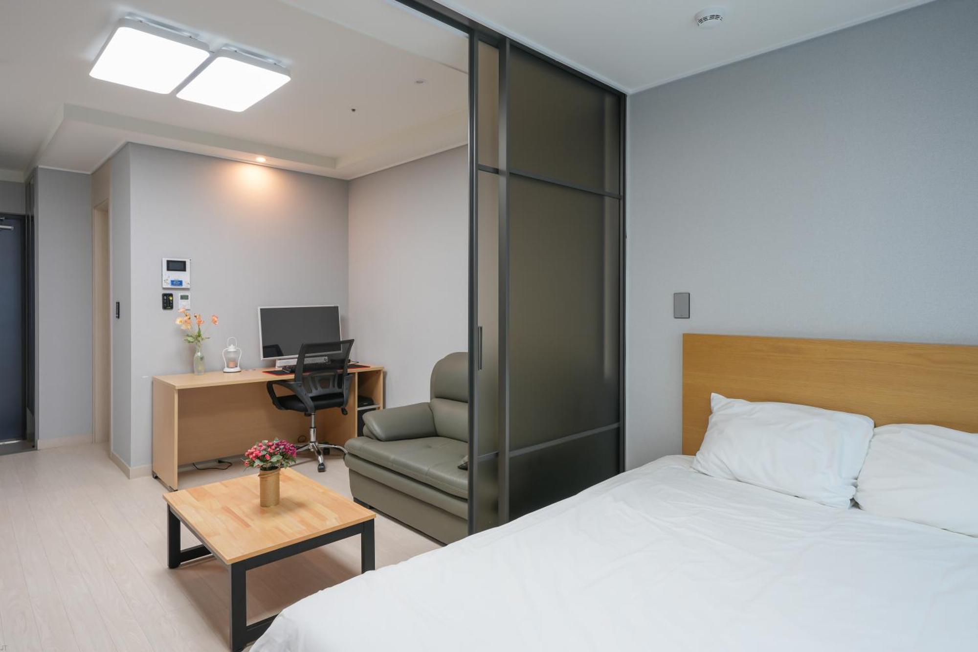 Yeosu Hotel First City מראה חיצוני תמונה