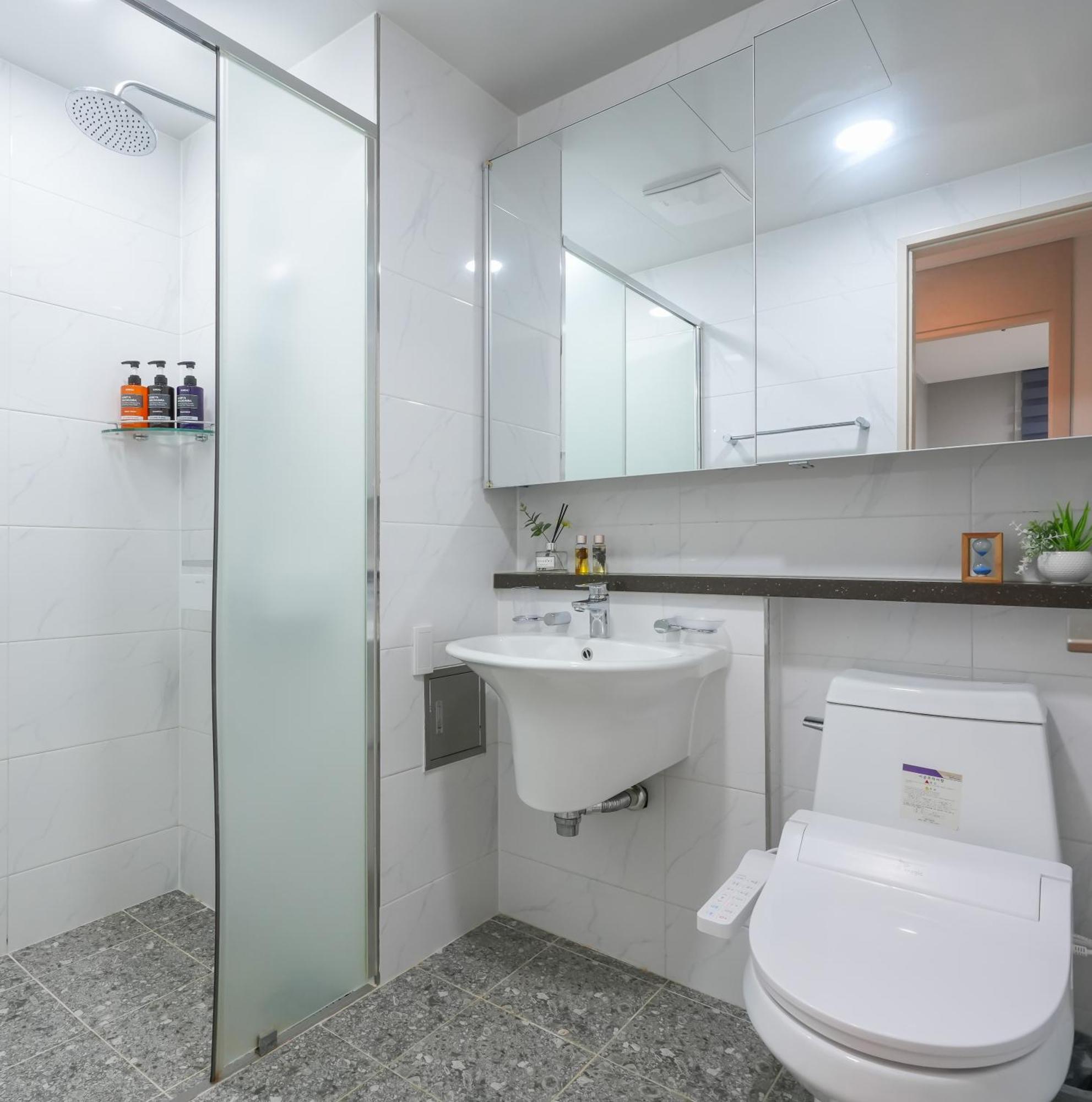 Yeosu Hotel First City מראה חיצוני תמונה