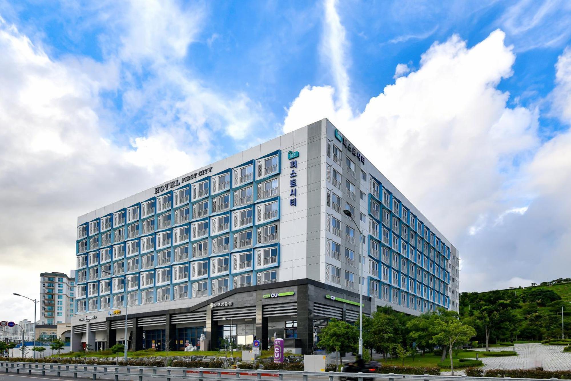 Yeosu Hotel First City מראה חיצוני תמונה
